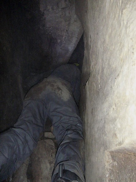 20130209-2 -- Zbójska Dziura: Rafał przygotowuje się do wniknięcia w nowe partie