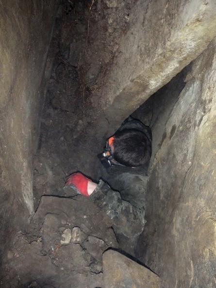 20130209-4 -- Zbójska Dziura: Paweł wnika