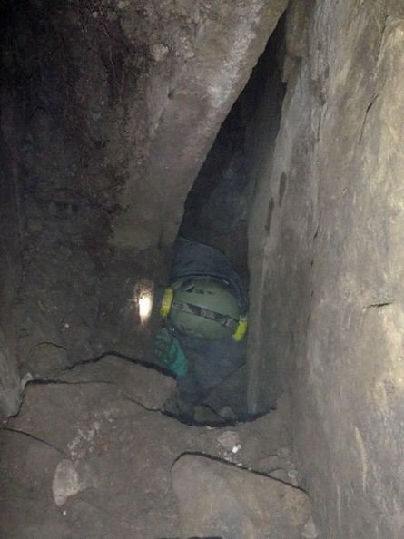 20130209-3 -- Zbójska Dziura: Rafał wnika