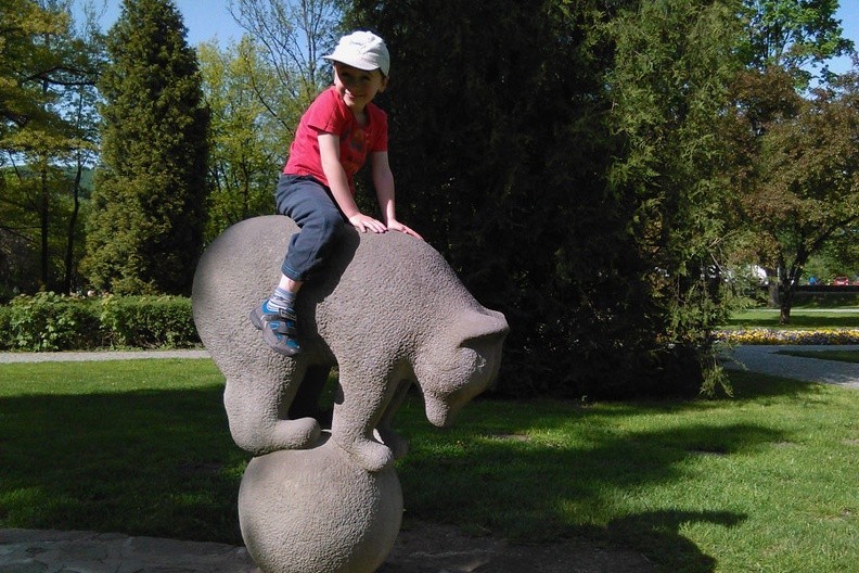 01-IMG 160133 -- Wisła, Park im. Stanisława Kopczyńskiego: ujeżdżanie niedźwiadka
[Fot. z telefonu]