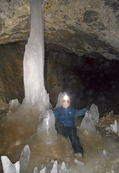 09-DSCN3374-jerzy -- Ines pod lodowym stalagnatem
[Fot. Jerzy]