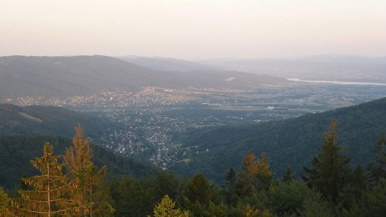 01-P1230278 -- Spojrzenie z nowej wieży widokowej na Szyndzielni w kierunku wschodnim. W dole zabudowania Bystrej
oraz – nieco dalej – Wilkowic, za którymi dźwiga się Beskid Mały. Po prawej stronie można dostrzec Jezioro Żywieckie