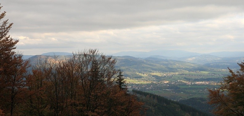 07-IMG 4020 -- Widok spod schroniska ku dolinie Olzy