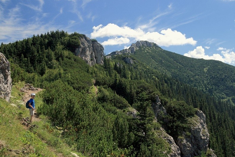 10-IMG 6526 -- Rzut oka do przodu: do pokonania mamy tę właśnie grań.
Na jej końcu można dojrzeć nasz dzisiejszy cel – Siwy Wierch