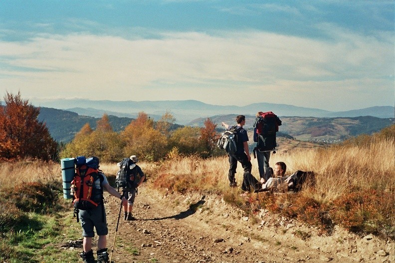 12-0396 30 -- Spojrzenie w kierunku Beskidu Śląskiego.
Od lewej: Ines, Mapet (?), Kamil z Bażantem oraz (odpoczywający w trawie) Marcin