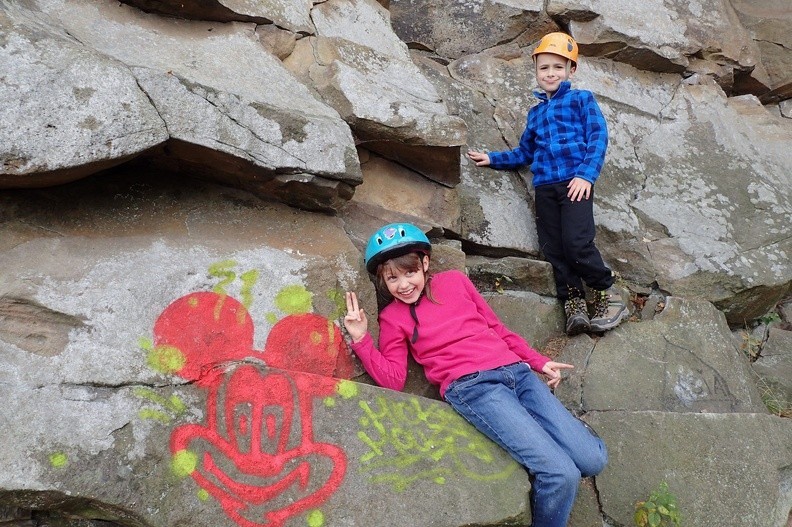 08-PA020242 -- Portret z myszką Miki