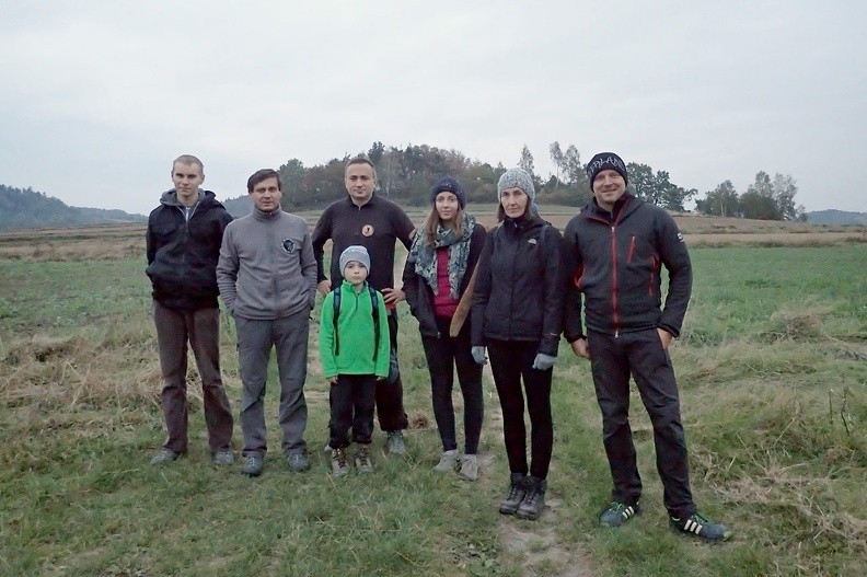 27-PA090506 -- Wspólny portret pozowany na tle Wzgórza Jamy
(po którego przeciwnej stronie znajduje się Jaskinia Jasna)