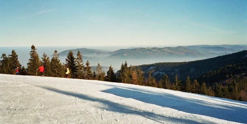 05-0510   5 -- Beskid Mały: grupa Magurki Wilkowickiej i Czupla, a dalej (z prawej) Góry Zasolskie.
Wcześniej, kiedy szliśmy, na zachodzie wyraźnie rysowały się czeskie Sudety

