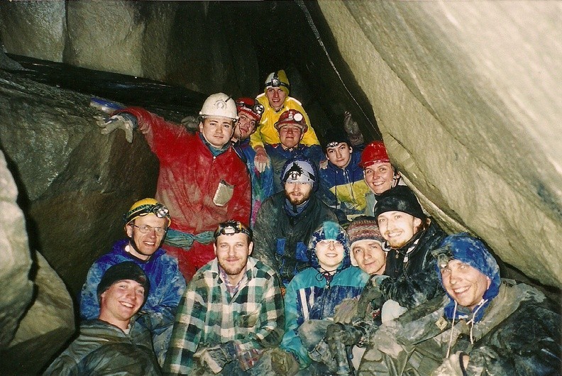 18-photo18-adam-k -- U celu, czyli w ostatniej obszerniejszej komorze Jaskini w Trzech Kopcach – Sali Smoczej.
Kilku z nas przecisnęło się kawałek dalej
[Fot. Adam K.]