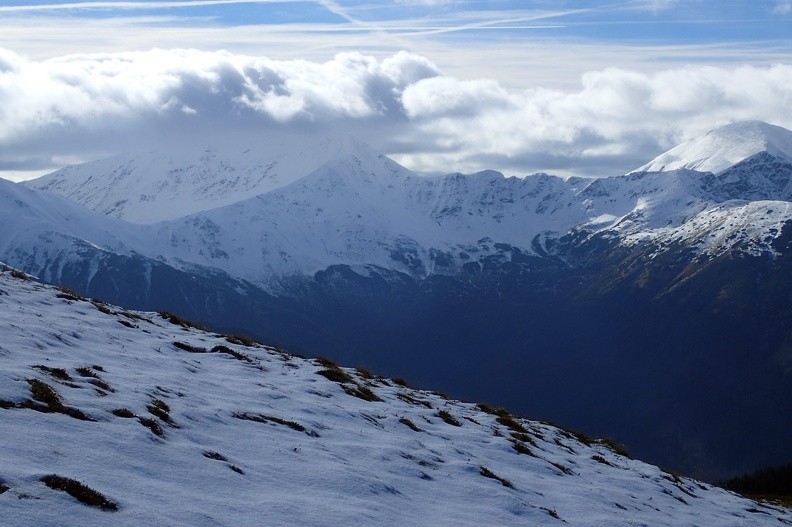 26-PA230144 -- Jeszcze jedno zbliżenie na południowy zachód: pod czapą skłębionych chmur ukryły się Bystra i Błyszcz.
Z Błyszcza grań biegnie w prawo do Siwego Zwornika, za którym dźwiga się na Starorobociański Wierch