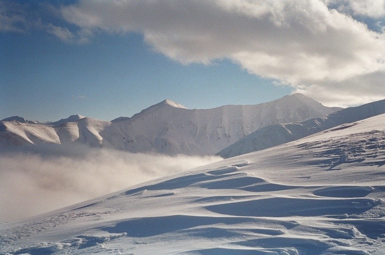 18-1099  19-20040020 -- Klify nad białym morzem.
Kończysty i Jarząbczy Wierch oglądane z Długiego Upłazu