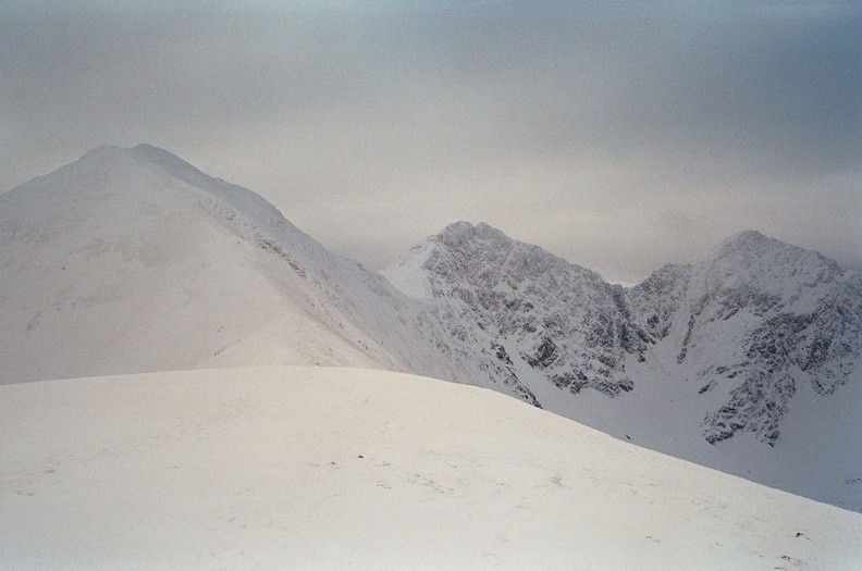 24-1087  31-20040032 -- Niestety, pogoda trochę siada. Nie kontynuujemy wędrówki na Wołowiec, zawracamy.
Chociaż wygląda on naprawdę ładnie; tutaj w towarzystwie Rohaczy – Ostrego i Płaczliwego