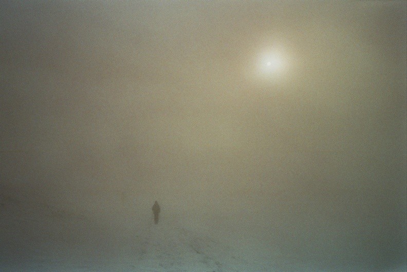 37-0210   6 -- Rejon Kotłowego Siodła i Kotłowej Czubki.
Idąc grzbietem weszliśmy w jakiś osobny obszar, zawieszony między mgłą i niewyraźnym światłem,
między śniegiem i pustką, która – jeśli wierzyć mapie – rozpościerała się obok nas, po obu stronach