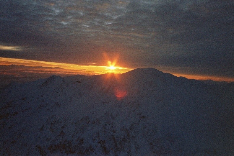 66-0159  21 -- Zachód słońca nad Raczkową Czubą i Jarząbczym Wierchem widziany ze szczytu Starorobociańskiego