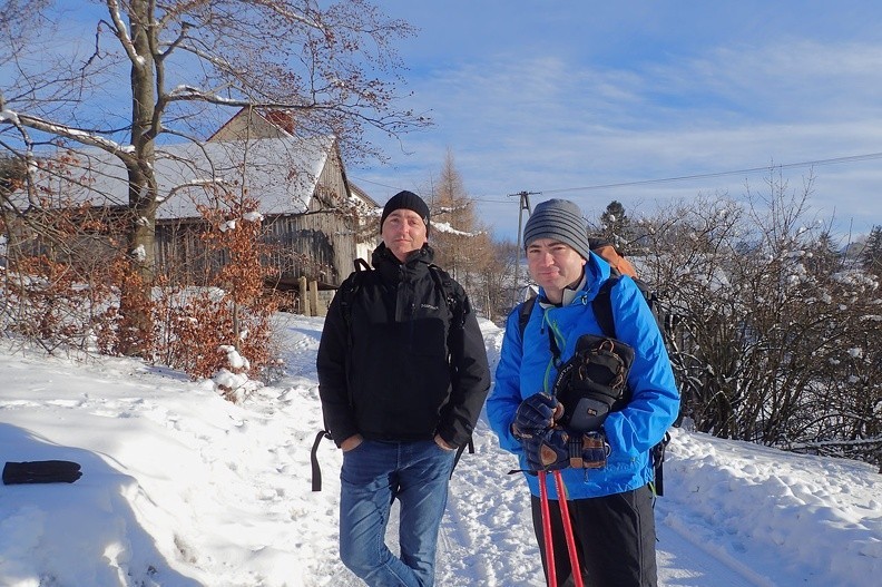 19-PC170123 -- Paweł i Sebastian zatroskani o losy polskiej demokracji. W Warszawie wrze; w pokazanej na zdjęciu Kowalówce,
przysiółku Koniakowa, nie napotykamy ani sił porządkowych, ani transporterów opancerzonych czy radiowozów.
Po namyśle rezygnujemy ze wznoszenia okrzyków i nie odpalamy rac
