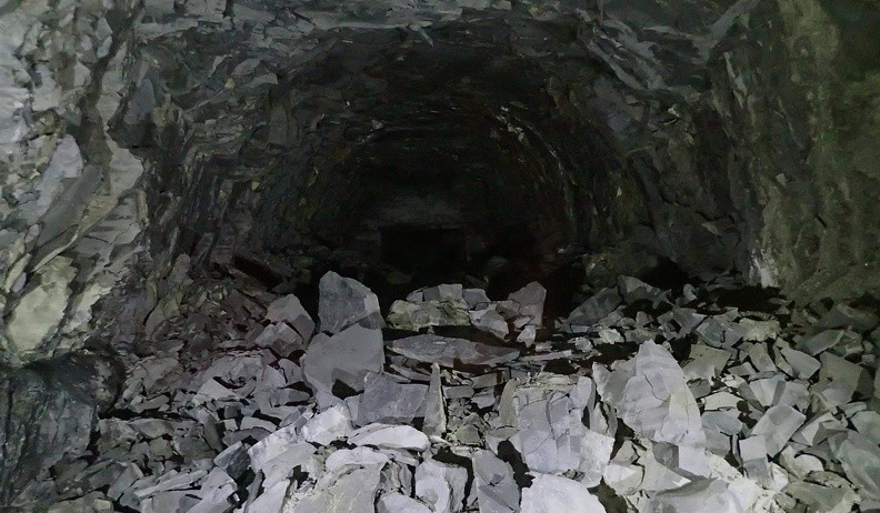 23-PC220281 -- Wycofany z eksploatacji, walący się chodnik