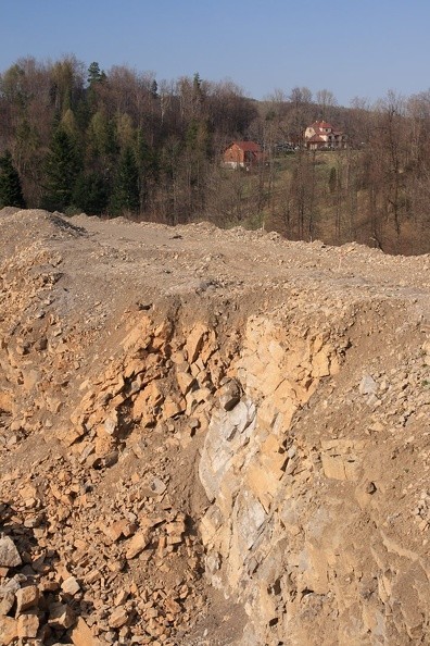 28-IMG 8335 -- Niegdysiejsze schronisko "Pod Tułem" (aktualnie sala bankietowa)
– zawieszone nad przepaścią