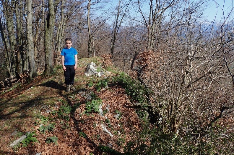 34-P5010414 -- Mikołaj prezentuje widoczną z profilu l'adonhorską "grań"