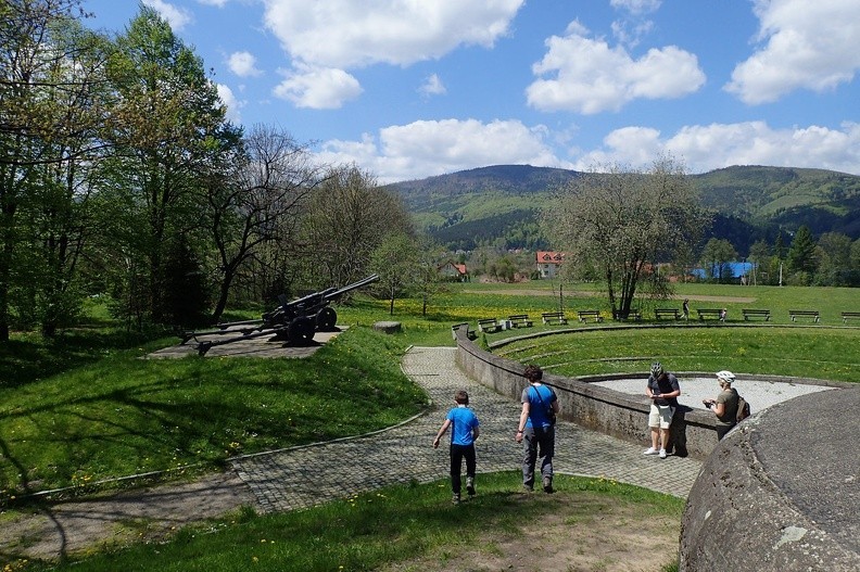 08-P5140075 -- W tle Beskid Śląski: Barania Góra (w centrum kadru) i masyw Magurki Radziechowskiej (po prawej)