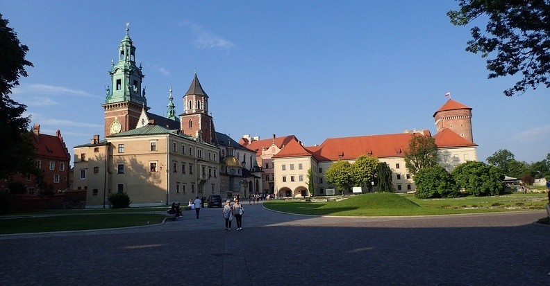 10-P7100427 -- Bazylika archikatedralna i Zamek Królewski na Wawelu