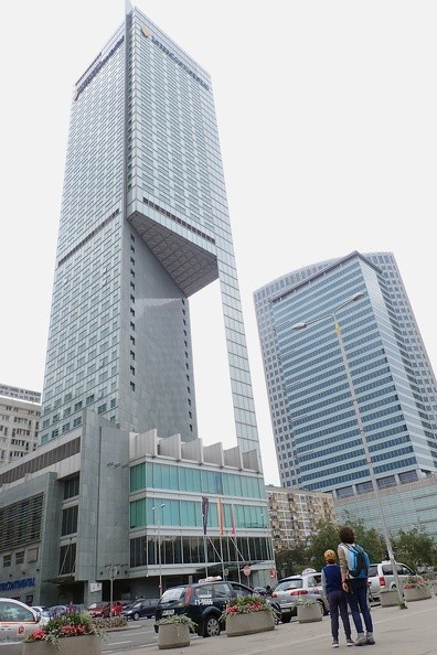 12-P7170041 -- Podparty na szklanej "nodze" hotel InterContinental.
Prawie jak Trango Tower