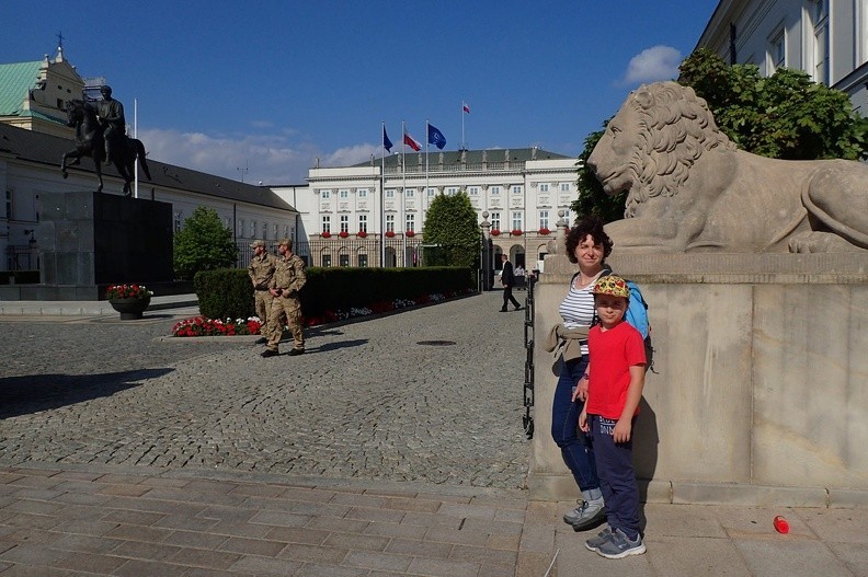20-P7170066 -- Strzegące Pałacu piaskowcowe lwy w 1821 roku wyszły spod dłuta Włocha Camilla Landiniego. Całkiem niedawno, bo właśnie dzisiaj
po południu z podobną do naszej wizytą przybyli tu książę William i księżna Kate. Leżący obok znicz przypomina o trwających właśnie protestach w obronie wolnych sądów
