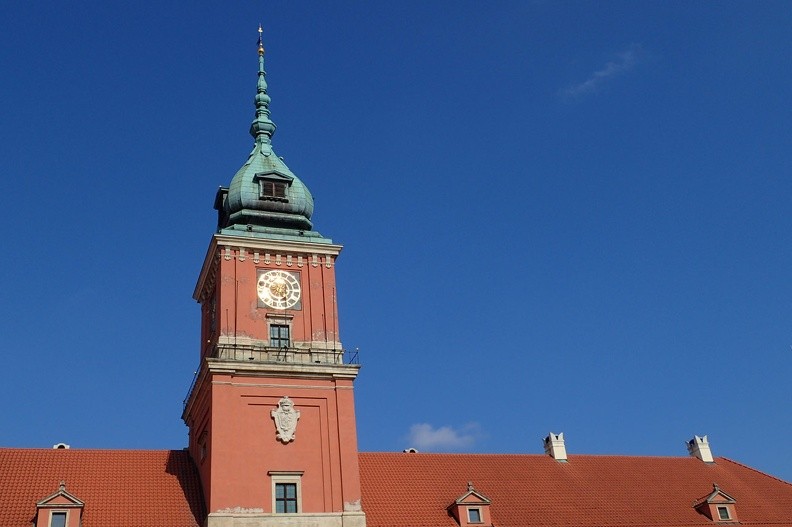 28-P7170081 -- Wieża Zegarowa – mamy sensacyjną, dotyczącą jej ciekawostkę. Otóż nasz Mikołaj zawdzięcza takie a nie inne imię
w dużej mierze swemu wybitnemu i sympatycznemu imiennikowi, Wujowi Mikołajowi. Równie miła Małżonka Wuja
spokrewniona jest z ludwisarzami z Podlasia, którzy w 1973 odlali (w czynie społecznym) dwa wiszące dziś na wieży
Zamku Królewskiego dzwony: jeden waży 840 kg i wybija godziny, zaś drugi, o wadze 465 kg, odzywa się co kwadrans