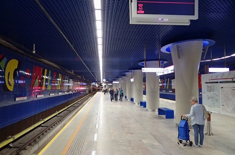 40-P7170117 -- Błękitno-biała przestrzeń Dworca Wileńskiego. Zdobiąca ściany graficzna wariacja na temat nazwy stacji
została zaprojektowana przez Wojciecha Bonawenturę Fangora