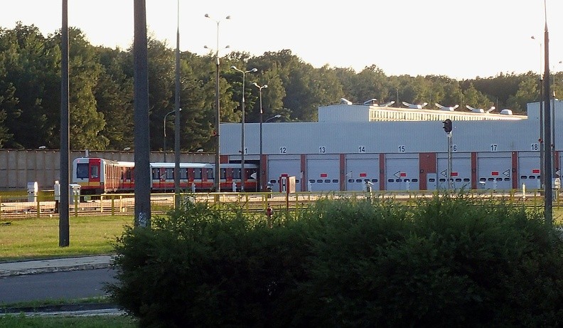 28-P8070114 -- Na noc pociągi zjeżdżają właśnie tutaj – z wyjątkiem czterech, zostających na podziemnych stacjach Wilanowska, Politechnika
(po jednym) oraz Plac Wilsona (dwa składy). W tym czasie trwa kontrola tuneli i konserwacja rozjazdów, usuwa się awarie.
Zanim regularne składy wrócą do pracy, nad ranem torami przejeżdża na próbę specjalny, pusty pociąg