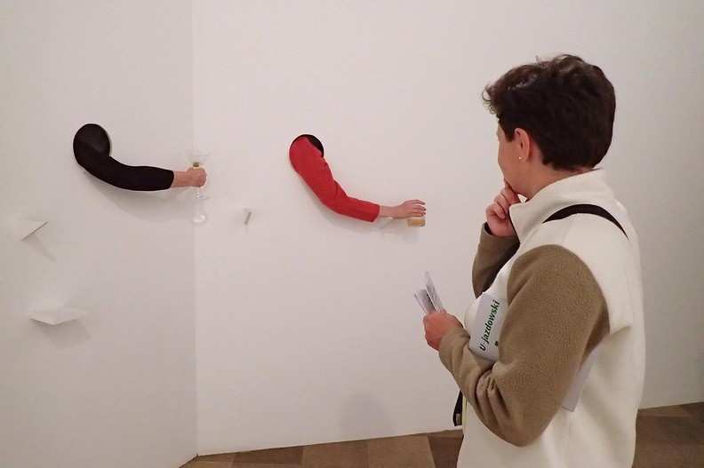 26-P9140071 -- A to parter Zamku, gdzie zapoznajemy się z twórczością brazylijskiej artystki Laury Limy (z Rio de Janeiro).
Wystawa nosi tytuł <i>Pokój i pół</i>. Na zdjęciu widoczne są dwie prace: <i>Szklanka martini</i> oraz <i>Szklanka whisky</i>
(obie z 2017 roku)