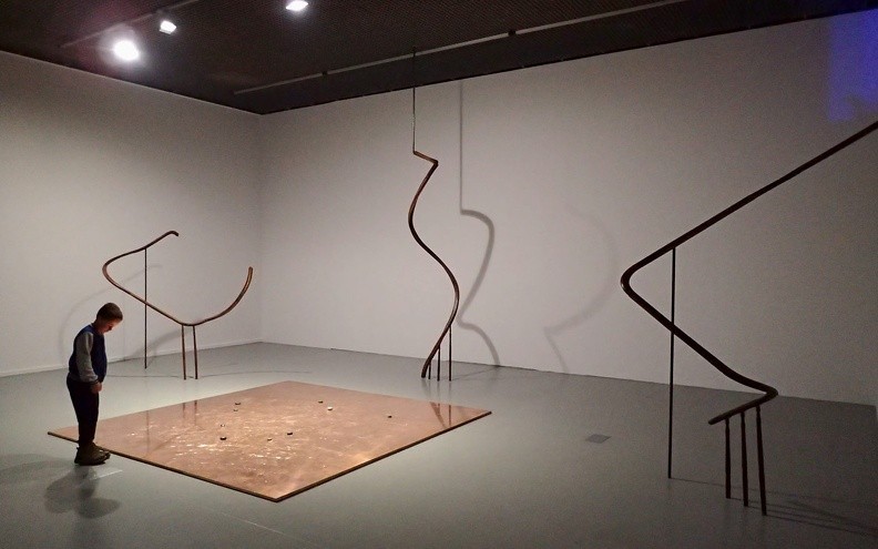 46-P9140099 -- Sala Taneczna.
"Proszę zamknąć oczy i dokładnie zbadać dotykiem cały eksponat.
Zanim się spostrzeżesz, wykonasz arabeskę, klasyczną figurę baletową"