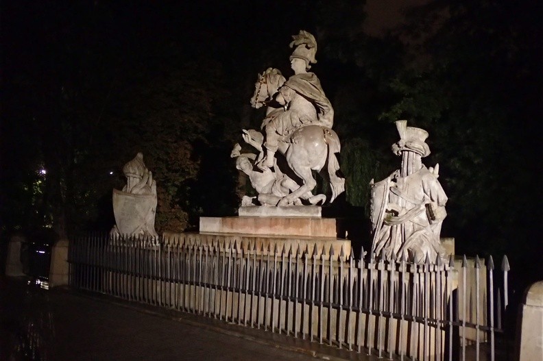 51-P9140124 -- Most na ulicy Agrykola – pomnik Jana III Sobieskiego. Według projektu Andrzeja Le Bruna wyrzeźbił go Franciszek Pinck,
zleceniodawcą był król Stanisław August Poniatowski. Do odsłonięcia monumentu doszło w 105-lecie Bitwy pod Wiedniem,
czyli w 1788 roku