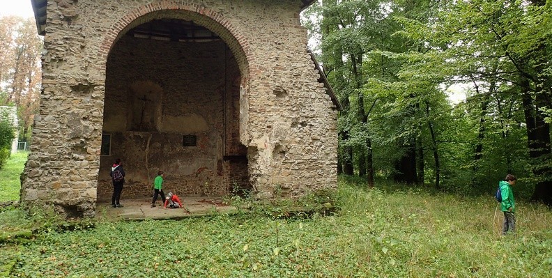 07-P9240190 -- Po dawnej świątyni zostało jedynie prezbiterium