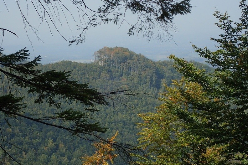 08-P9280015-170928 -- Widok z grzbietu między Wysokiem i Przykrą na Ostry (658 m n.p.m.) po drugiej stronie doliny Szerokiego Potoku