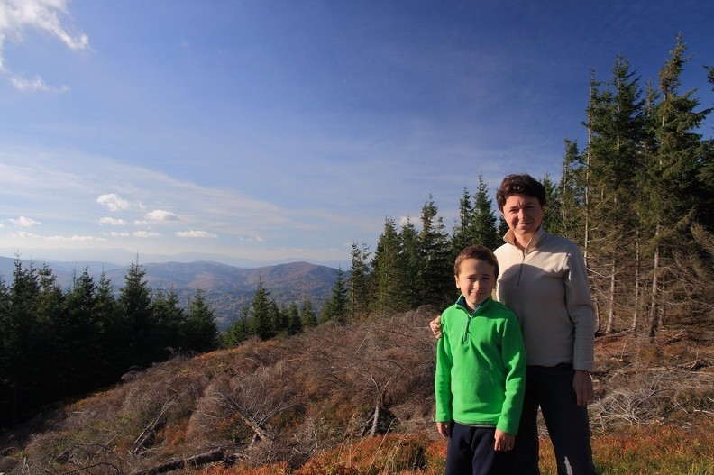 19-IMG 9750 -- Cel, a właściwie: Cyl Hali Śmietanowej, 1298 m n.p.m. :-)
W oddali Czerniawa Sucha i Jałowiec (na którym działa teraz Oliwia z Anną i Michałem)