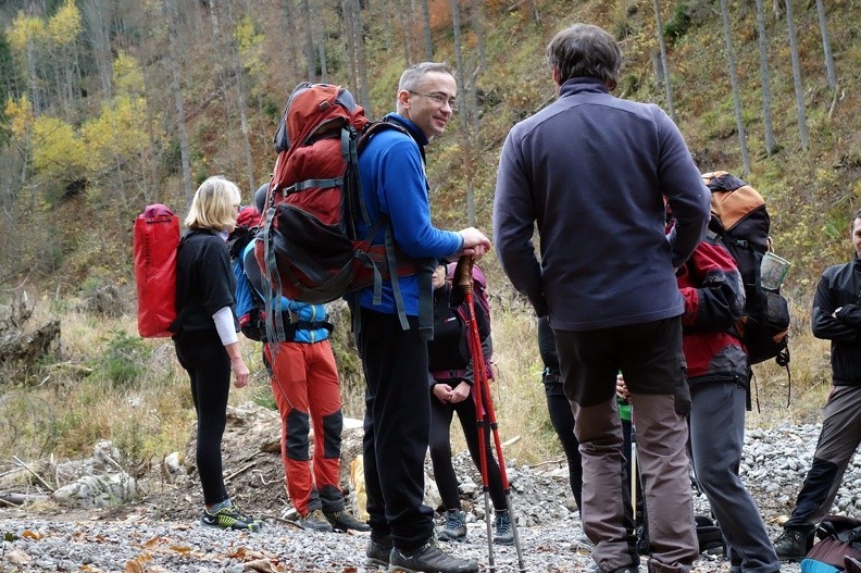 02-DSC04697-agnieszka-p -- Pogawędka w miejscu, gdzie Ścieżka nad Reglami odłącza się od Miętusiego Potoku
[Fot. Agnieszka P.]