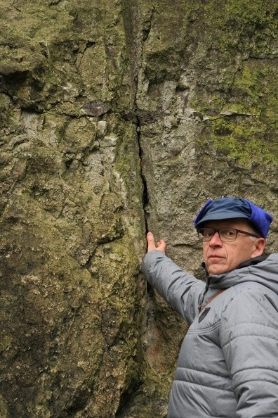 04-IMG 0109 -- Czy jednak ta megakolizja przyniosła zgubę niezwykłej cywilizacji, rozwijającej się m.in. w rejonie dzisiejszego Krakowa? Dlaczego zatem ciągle nie odkryliśmy choćby resztek ówczesnych wynalazków? Na zdumiewające starożytne znaleziska z dziedziny techniki archeolodzy natknęli się przecież na przykład w basenie Morza Śródziemnego. Czemu teorii Zalewskiego nie potwierdzają wyniki badań palinologicznych? W odpowiednich warstwach osadów z rejonu dzisiejszej Małopolski brak pyłków roślinności synantropijnej (związanej
z obecnością człowieka). Gdzie konkretnie spadł meteoryt? I przede wszystkim: wapień z tutejszych kamieniołomów pozyskiwano
od średniowiecza, szczyt ich eksploatacji przypadł na przełom XIX i XX wieku. Do tego właśnie nawiązuje profesor Jacek Rajchel, który pisze, że "na stokach Krzemionek, dzisiaj silnie antropogenicznie zniekształconych i częściowo zabudowanych, znajduje się cały szereg różnej wielkości łomów, od dziesiątków lat nieczynnych. [...] wprawne i czujne oko geologa zauważy ślady otworów po klinach prowadzonej tu niegdyś eksploatacji" (<i>Kamienny Kraków: spojrzenie geologa</i>, wydanie II poprawione, Kraków 2005, s. 16). Fotografia powyżej przedstawia jeszcze jeden "trójkąt", tu można przyjrzeć się mu bliżej: <a href="http://www.dziennikgorski.type.pl/zdjecia/pojedyncze/IMG_0109.jpg" target="_blank">LINK</a>. [Opowieści Franca Zalewskiego: <a href="https://lukaszkulak92.wordpress.com/2015/12/12/zaawansowana-cywilizacja-z-krakowa/" target="_blank">LINK 1</a>, <a href="https://rudaweb.pl/index.php/2018/02/06/atlantyda-rozbita-meteorytem-albo-atomem-zalewski-lub-mahabharata" target="_blank">LINK 2</a>]