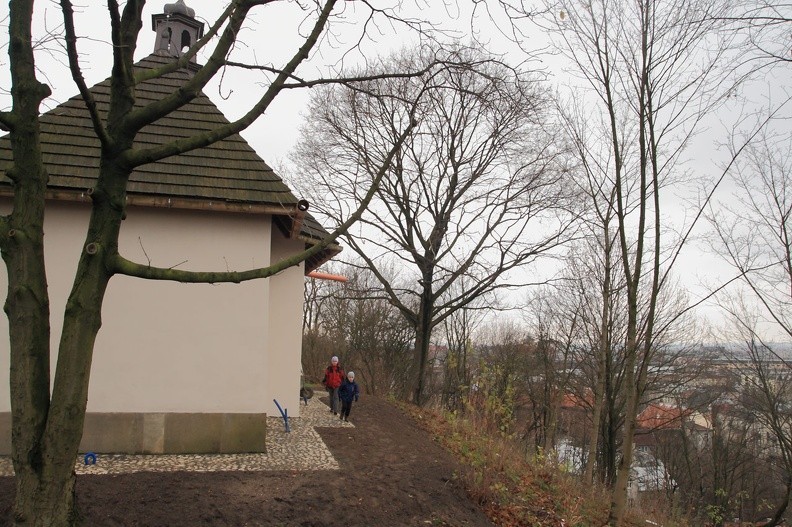 10-IMG 0121 -- Niewykluczone, że kościół stanął za sprawą tynieckich benedyktynów. Pierwszy raz wzmiankowany w XIII wieku; reprezentuje styl romańsko-gotycki, jest kryty gontem. Ponoć nocami można przy nim spotkać duszę okrutnej i swawolnej księżniczki, niegdysiejszej pani tego miejsca. Uwaga: jedna z wersji legendy mówi, że księżniczka przybrała postać złotej kaczki i ciągle pływa pod nami, w podziemiach swej niegdysiejszej siedziby. Do kościoła można wejść tylko w dzień patrona (21 marca) oraz po Wielkanocy w czasie święta Rękawki, obchodzonego od ponad 1000 lat