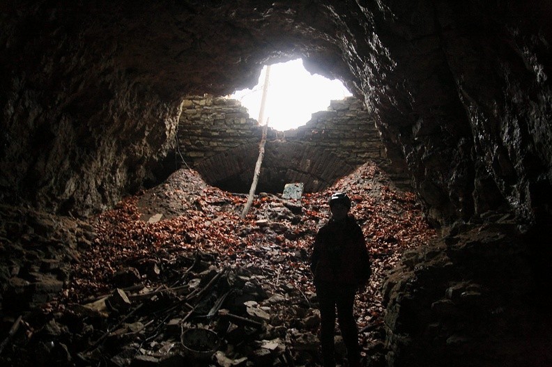 62-IMG 0202 -- Jakiś czas temu w początkowej części obiektu oberwał się strop i wejście pod ziemię znów się otwarło.
Okoliczni mieszkańcy traktują to miejsce jako śmietnik. Na zdjęciu: Ines