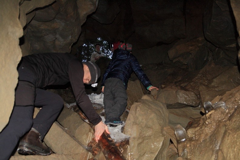 16-IMG 0803 -- Schodzi też Oliwia, a nad otworem stoi Ines.
Wskazana jest czujność, bo skała i żerdka pokryte są polewą cienkiego lodu