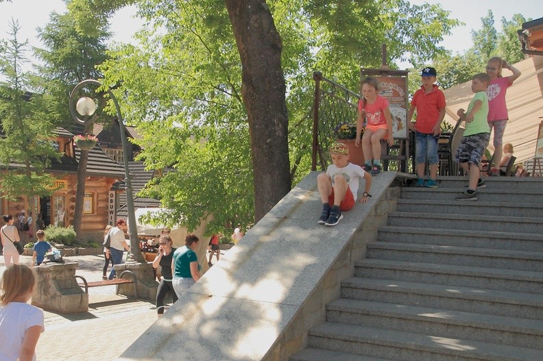 29-IMG 3451 -- To musiało się tak skończyć: wylądowaliśmy na Krupówkach. Młodzież z zapałem ustawia się w kolejce
do Szalonej Ślizgawki Schodowej – jedynej tutejszej atrakcji dostępnej za darmo