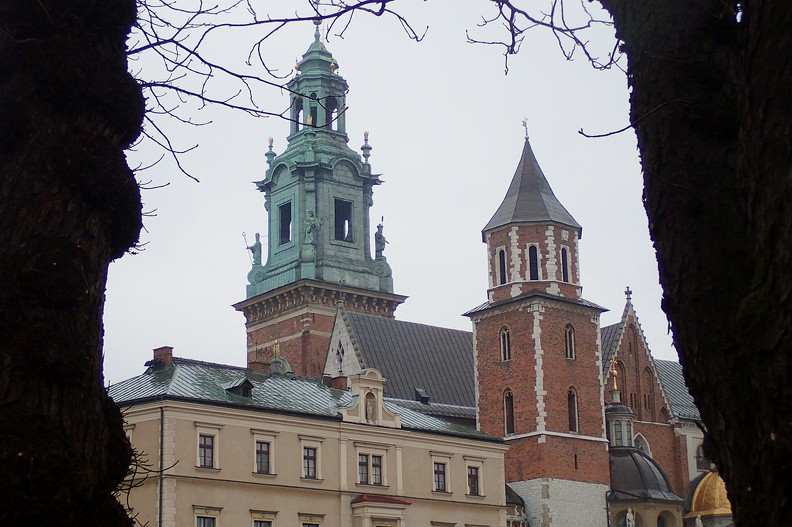 018-P1080129 -- Wieże bazyliki archikatedralnej świętych Stanisława i Wacława: Zegarowa (wyższa, zielona) oraz Srebrnych Dzwonów