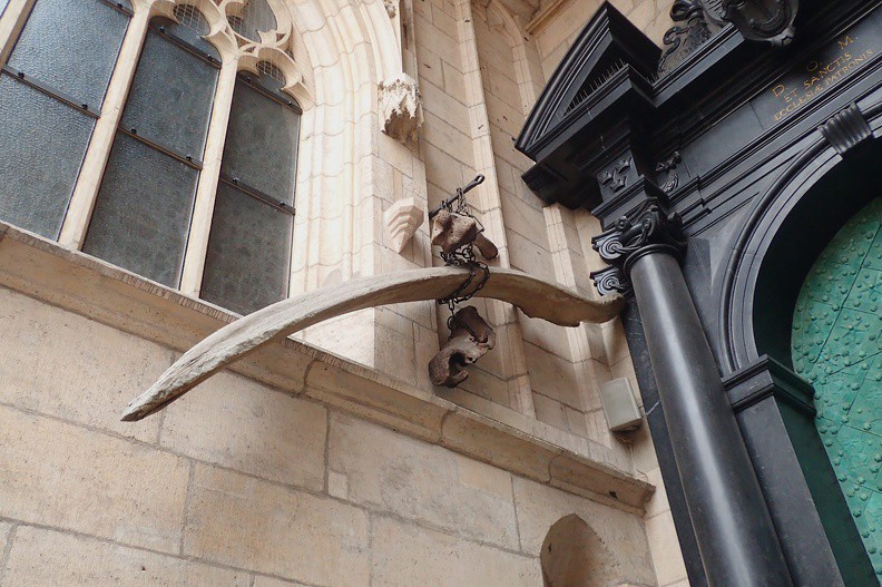 019-P1080132 -- Nad wejściem do świątyni od wieków wiszą tajemnicze kości. Podobno wydobyto je z odmętów Wisły.
Niewykluczone, iż należały do smoków, choć w latach 30-tych profesor Henryk Hoyer (biolog, przez pewien czas
rektor Uniwersytetu Jagiellońskiego) orzekł, że chodzi o fragmenty szkieletu nosorożca, mamuta i walenia