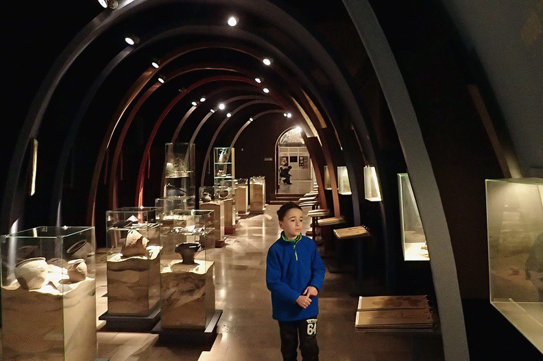 073-P1080324 -- Idąc łukowato sklepionym korytarzem zapoznajemy się z uporządkowanymi od starszych do nowszych
zabytkami kultury materialnej. Równolegle prezentowane są charakterystyczne dla poszczególnych okresów
rośliny i zwierzęta