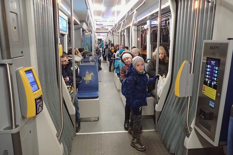 095-P1080402 -- Z powrotem ku centrum pędzimy tramwajem numer 52