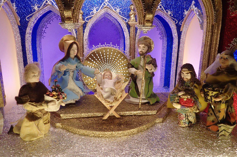 113-P1080449 -- Na górnej kondygnacji rezyduje taka Święta Rodzina – przedziwna: <a href="https://vimeo.com/280491752" target="_blank">LINK</a>. Natomiast niżej umieszczono jedną z kurtyn
krakowskiego Teatru im. Juliusza Słowackiego: <a href="https://vimeo.com/280491399" target="_blank">LINK</a> (alegoryczna kompozycja Henryka Siemiradzkiego z roku 1894).
Nawiązania do budynku tej instytucji odnajdziemy również w zewnętrznych detalach szopki