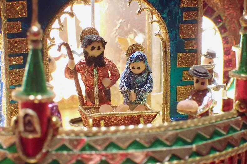 118-P1080472 -- Tej poczciwej Świętej Rodzinie dary przynoszą chyba górale