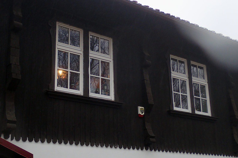 04-P1110513-180111 -- Światełko na piętrze starej leśniczówki