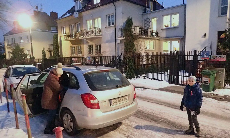 01-P1230601 -- Dzielnica Żoliborz. Załatwiwszy ważną sprawę, pojawiamy się przy skwerze Igora Newerlego (plac Joachima Lelewela), gdzie wcześniej zostawiliśmy auto. Podchodzimy do znajdującej się tuż obok siedziby polskiego oddziału Amnesty International (na zdjęciu)...