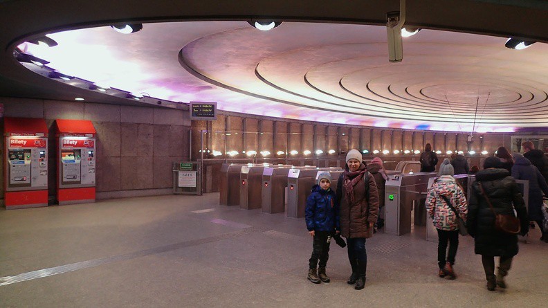 06-P1230615 -- W punkcie obsługi pasażera Mikołaj (miłośnik komunikacji miejskiej) zaopatruje się w cenne materiały informacyjne.
Dwa słowa o samej stacji można znaleźć tu: <a href="http://www.dziennikgorski.type.pl/zdjecia/picture.php?/2044/category/110" target="_blank">LINK</a>